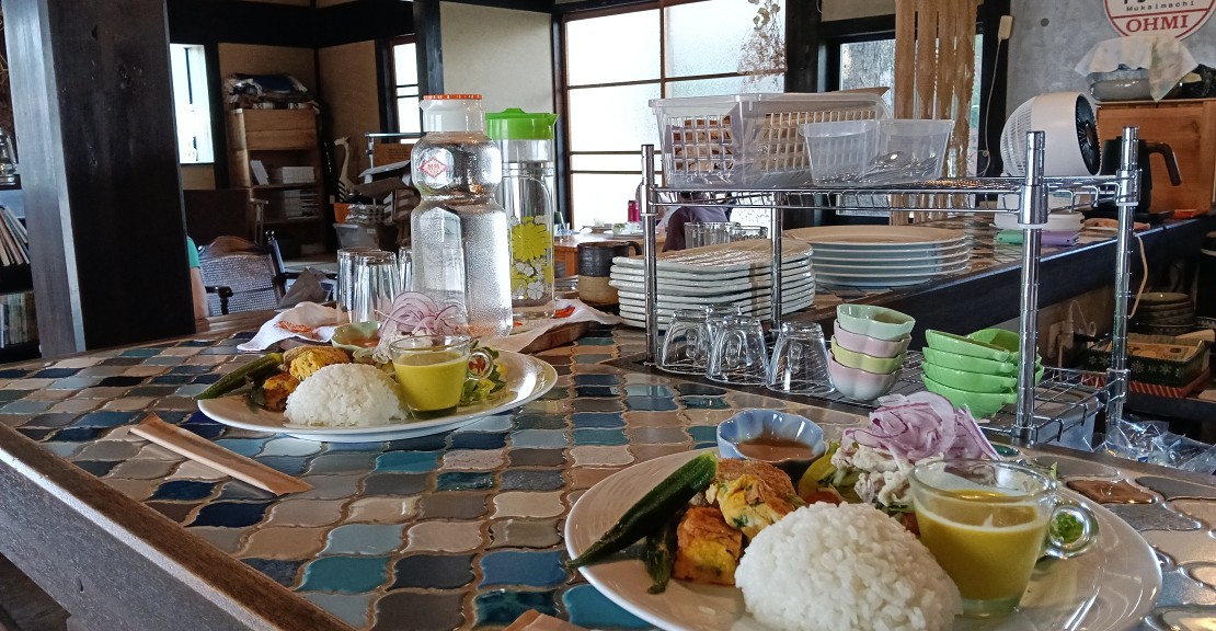 オシャレなカフェでゆっくりランチをお楽しみ下さい