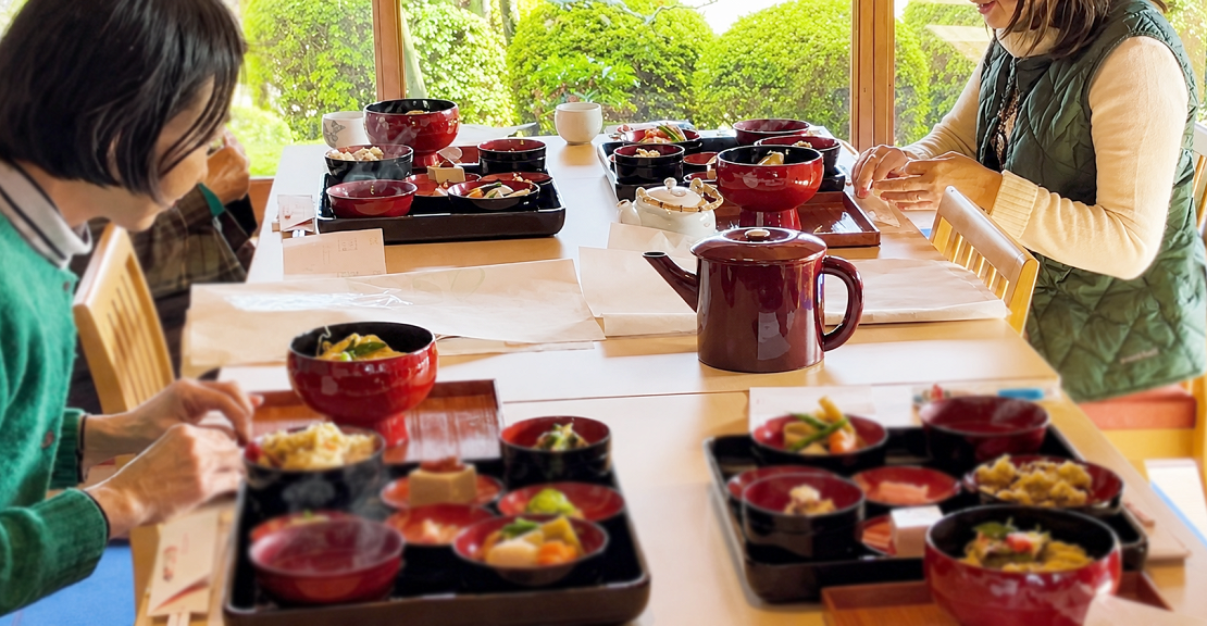御膳でお食事をお召し上がりいただきます