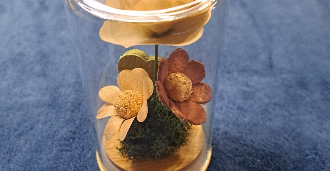 木の花、革の花を作って、ガラスドームに詰め込みます