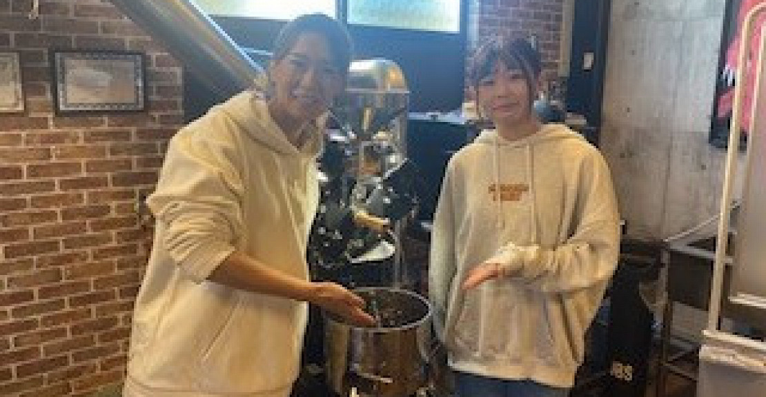 娘は中学2年生になり、コーヒーロースティングの技術を身につけてきました。豆の選別から焙煎温度の管理、クラッキングの音の聞き分けまで、基本的なスキルを習得しています。特に、異なる焙煎度合いによる風味の変化を理解し、好みのプロファイルを作り出せるようになりました。また、安全面にも気を配り、機器の取り扱いにも慣れてきています。娘の成長を見ると、コーヒーへの情熱と努力が実を結んでいることを実感します。これからも経験を重ね、さらなる技術向上を目指してほしいと思います。