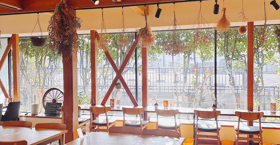 ツバメカフェの店内です。広々、明るくてグリーンもたくさん。こんな素敵空間で、ワークショップいかがですか。