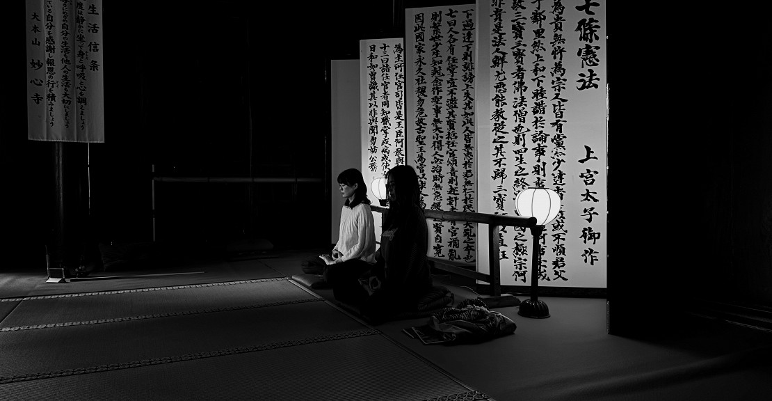心を落ち着かせて自身の呼吸を見つめ直す。姿勢を正して深呼吸をすることで見れる世界が変わります。