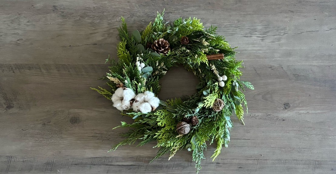 今回お作り頂くフレッシュグリーンをメインに使ったクリスマスリースです。色も香りも楽しんでいただけます。(リースの仕上がりサイズは直径約３０センチです。)