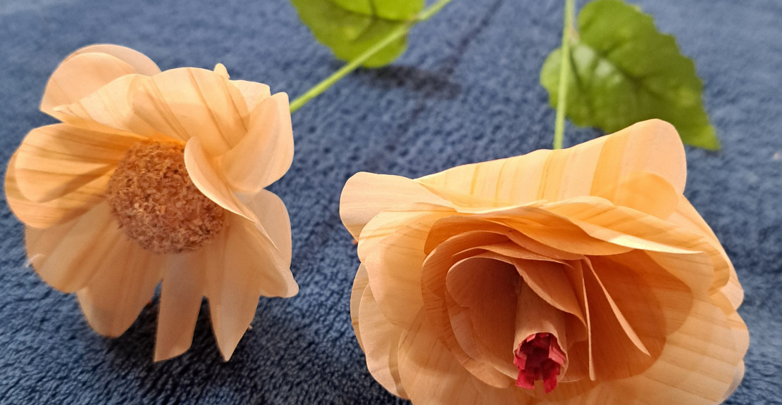 かんなで薄く削った木で「バラ」「アネモネ」2種類2本の木の花をつくります