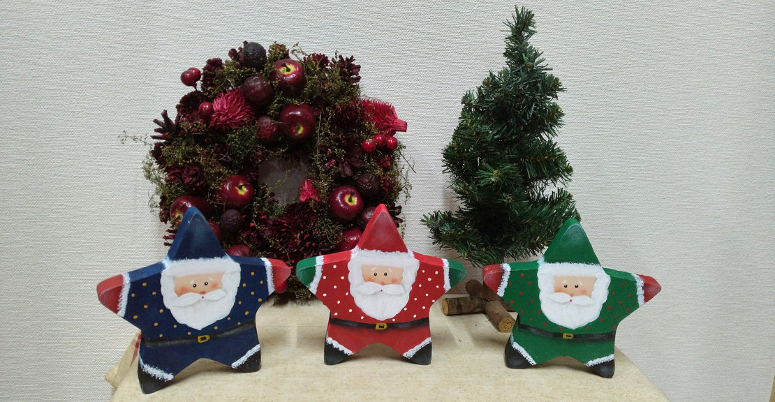 トールペイント体験
スターサンタ人形
青、赤、緑の中から1つ選んでもらいます。
図案を写し指定の絵の具で描いていきます。
最後に目、鼻を入れ、ニスを塗ります。