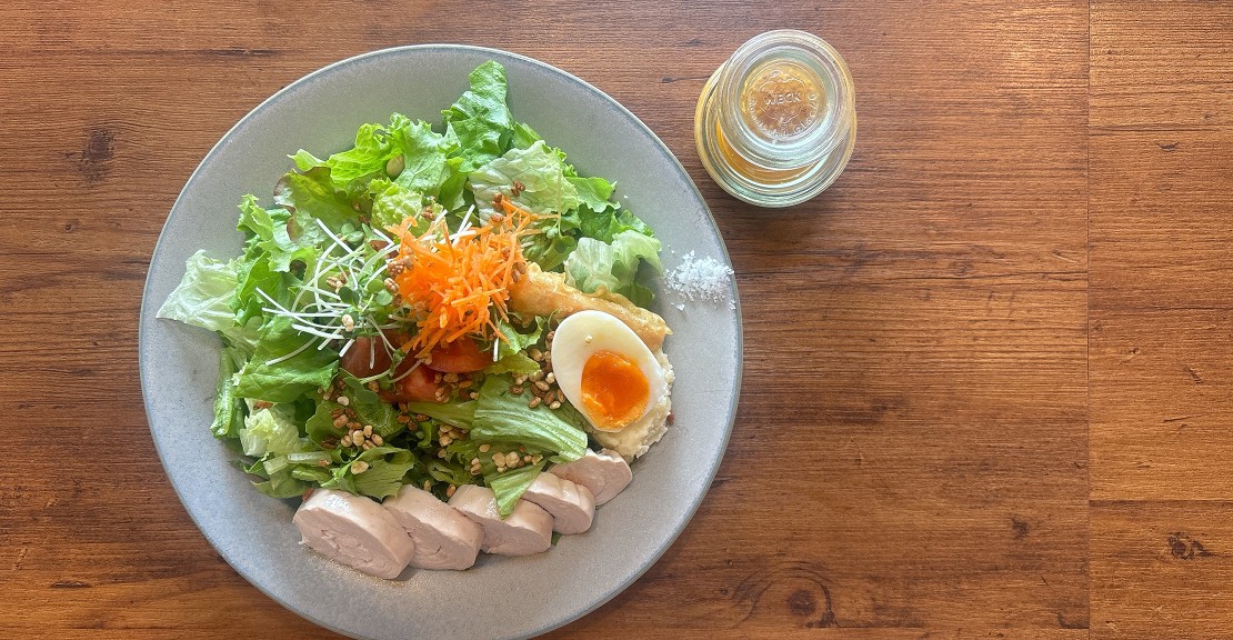 パワーサラダ真美先生スペシャルをご用意いたします。こちらにいろんなお惣菜や雑穀米のおにぎりも付きますよー。