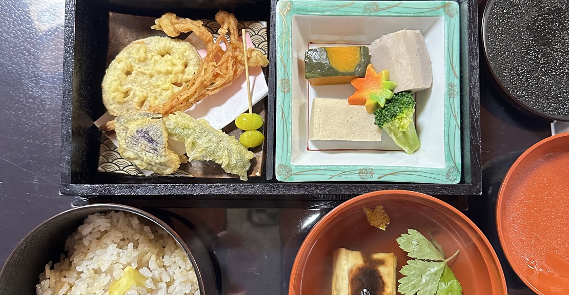 体験後にいただく精進料理は魚千代さま提供による瓦屋禅寺特別メニュー
食事も修行のうち（食事の大切さを説く）